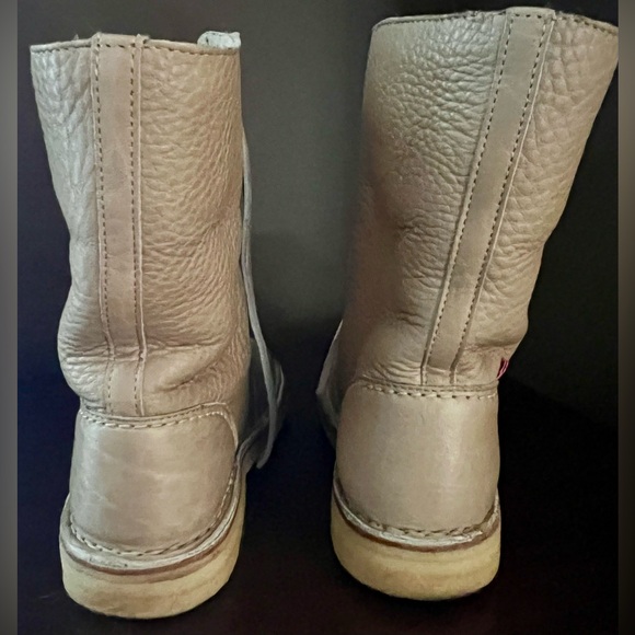 DUCK FEET BOOTS
DISCONTINUED COLOR
SIZE 36 (6)
EXCELLENT CONDITION WORN ONCE - Picture 5 of 7